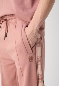HUGO DISHORTE - Joggebukse - light pastel pink