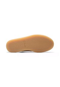 Soletta di scarpa in gomma marrone con superficie testurizzata. "Clarks" è impressa nella zona dell'arco. Il design è piatto e leggermente rialzato nel tallone.
