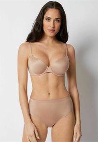 Lichtbeige gewatteerde beha met dunne verstelbare bandjes en bijpassende high-waisted slipjes. De gladde afwerking en naadloos ontwerp verhogen het comfort.