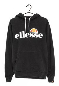 Sudadera con capucha negra de algodón, con un bolsillo frontal tipo canguro, cordones ajustables y un gran logo blanco de "ellesse" con un detalle de colores en la parte superior.