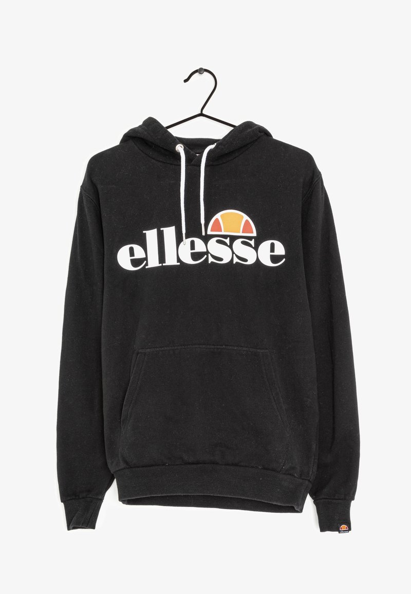 Sudadera con capucha negra de algodón, con un bolsillo frontal tipo canguro, cordones ajustables y un gran logo blanco de "ellesse" con un detalle de colores en la parte superior.