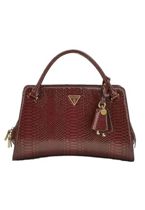 Sac à main Guess en similicuir effet peau de serpent marron foncé avec poignée supérieure, plaque logo dorée et porte-clés décoratif avec petites clés.