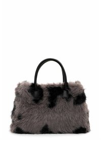 Faux fur håndtaske i grå med sorte pletter, med to sorte læderhåndtag og rektangulær form. Blød tekstur med en pudsig finish.