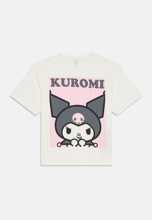 Balta T-krekla ar lielu kuromi varoņa grafiku melnā kapucē ar skeletu, novietota uz rozā kvadrāta fona ar tekstu "KUROMI" virsū.
