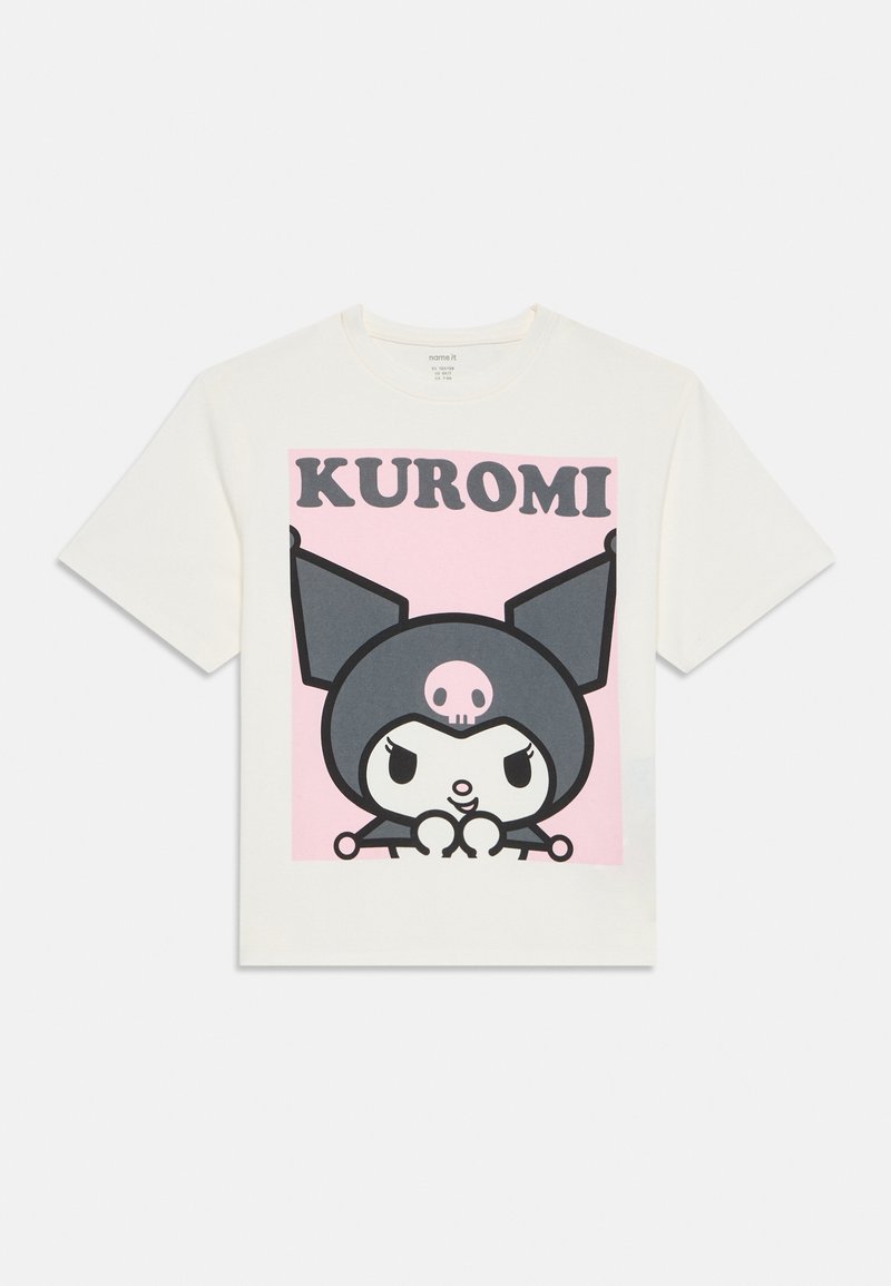 Hvit t-skjorte med en stor grafikk av Kuromi-karakteren i svart hette med skull, satt på en rosa firkantet bakgrunn med "KUROMI"-tekst over.