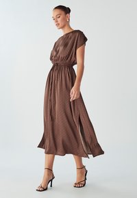 WILLA CAROL MIDI - Freizeitkleid - tan based dot