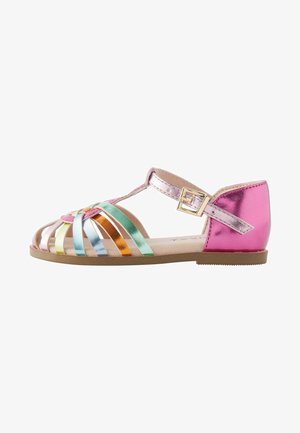 Sandalias con tiras y bandas metálicas en tonos rosa, dorado y azul. Cuentan con una hebilla lateral y una suela plana para mayor comodidad.