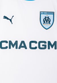 Vit sporttröja med ljusblå detaljer. Har en mörkblå Puma-logotyp och texten "CMA CGM". Inkluderar en sköldformad klubbemblem.