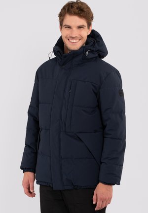 Chaqueta de plumas azul marino con capucha, que presenta un cierre frontal con cremallera y botones a presión, un bolsillo en el pecho y puños elásticos. Textura suave y acolchada.
