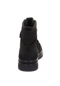 Černá vysoká bota s hladkým koženým a síťovaným svrškem, s vyztuženou patou, texturovanými detaily a odolnou gumovou podrážkou.