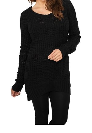 Pull en tricot noir avec une coupe décontractée, doté d'un encolure bateau, de poignets côtelés et d'un motif texturé sur l'ensemble. Manches longues incluses.