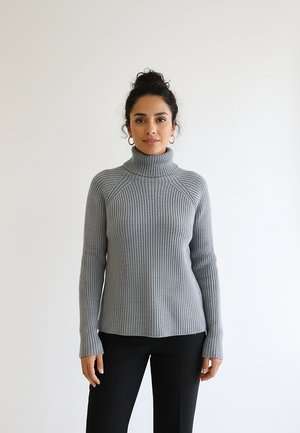 Szary prążkowany golf z długimi rękawami, dopasowany fason i fakturowane wykończenie, zestawiony z czarnymi spodniami.