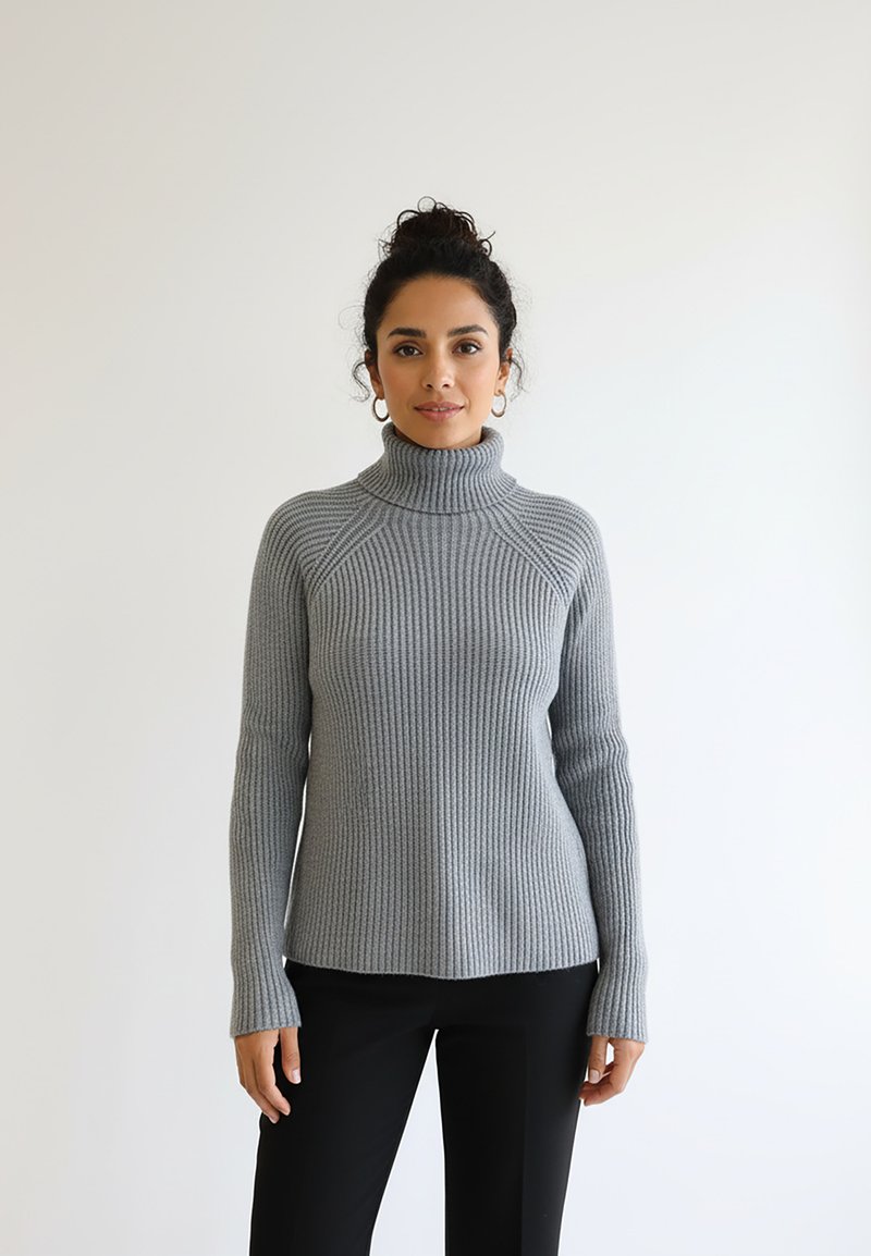 Szary prążkowany golf z długimi rękawami, dopasowany fason i fakturowane wykończenie, zestawiony z czarnymi spodniami.