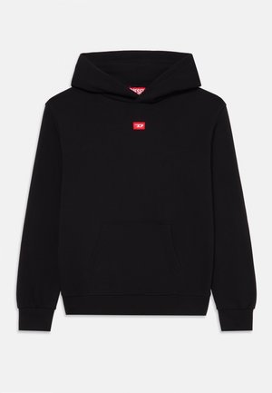 Czarna bluza z kapturem z przednią kieszenią, ściągaczami na mankietach i dole, z małą czerwoną naszywką z logo na piersi oraz regulowanym sznurkiem na kapturze.