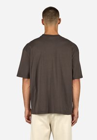 Pegador LOGO TEE - Basic póló - washed walnut brown black