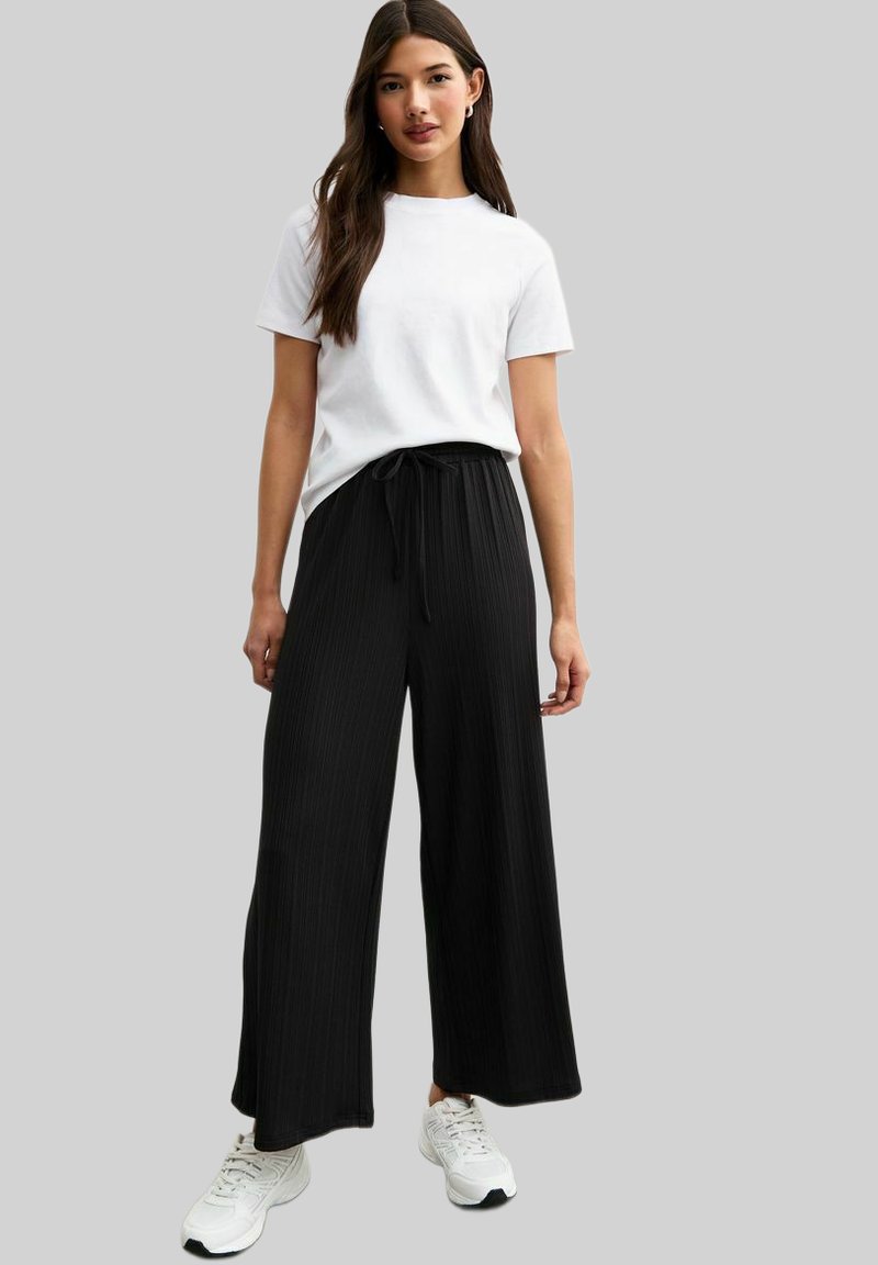 New Look PLISSE CROPPED WIDE LEG - Tygbyxor - black