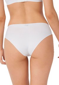 Boxers de algodão brancos com um design sem costuras, faixa elástica macia na cintura e detalhe com o logótipo; textura suave e corte simples e clássico.