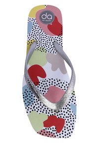 Chanclas multicolores con una plantilla texturizada que presenta formas abstractas en rojo, verde, azul y rosa, y correas de metal plateado.