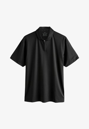 Fekete rövid ujjú póló, negyed cipzárral és klasszikus gallérral, fehér háttéren megjelenítve.