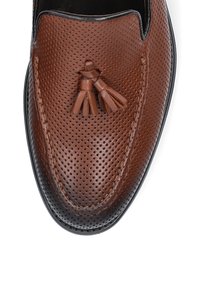 Brązowe skórzane loafersy z perforacjami i frędzlami, zaokrąglony czubek, kontrastowa czarna podeszwa i gładkie krawędzie.