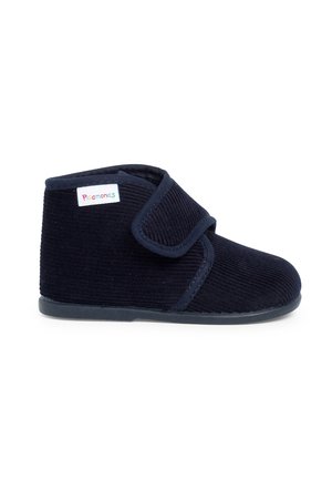 Chausson enfant en velours côtelé bleu marine avec bride velcro réglable et semelle souple, étiqueté d'une étiquette colorée "Pramones".