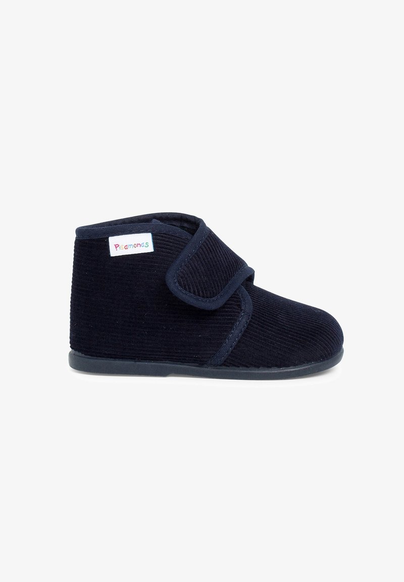 Chausson enfant en velours côtelé bleu marine avec bride velcro réglable et semelle souple, étiqueté d'une étiquette colorée "Pramones".