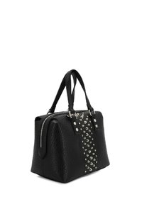 Borsa a mano in pelle nera con superficie texturizzata, borchie in tonalità argentata, doppi manici e chiusura con zip nella parte superiore.
