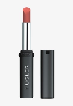 MUGLER lippenstift in een zwarte cilindrische huls, met een glanzend zilveren middenstuk. De kleur is een zachte, gedempte roze met een afgeronde punt.