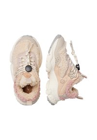 Dětské béžové a růžové tenisky s fleecovou podšívkou, s robustními bílými podrážkami, šněrovacími předními částmi a černými zámky na šňůrky, zobrazené z horního a postranního pohledu.