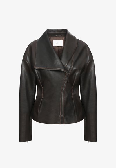 Bruine leren jas met een brede kraag, diagonale rits aan de voorkant en een getailleerde snit. Beschikt over een gladde textuur en minimale stikdetails.