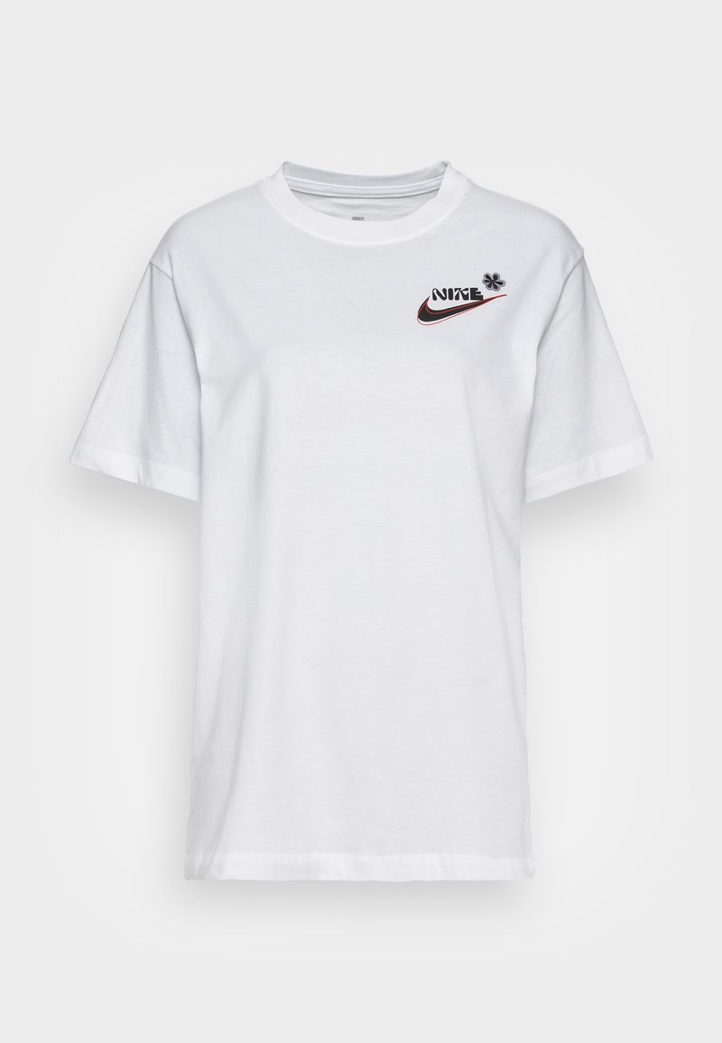 T-shirt en coton blanc à manches courtes avec un logo Nike noir bordé de rouge et un petit élément décoratif sur le côté gauche de la poitrine.