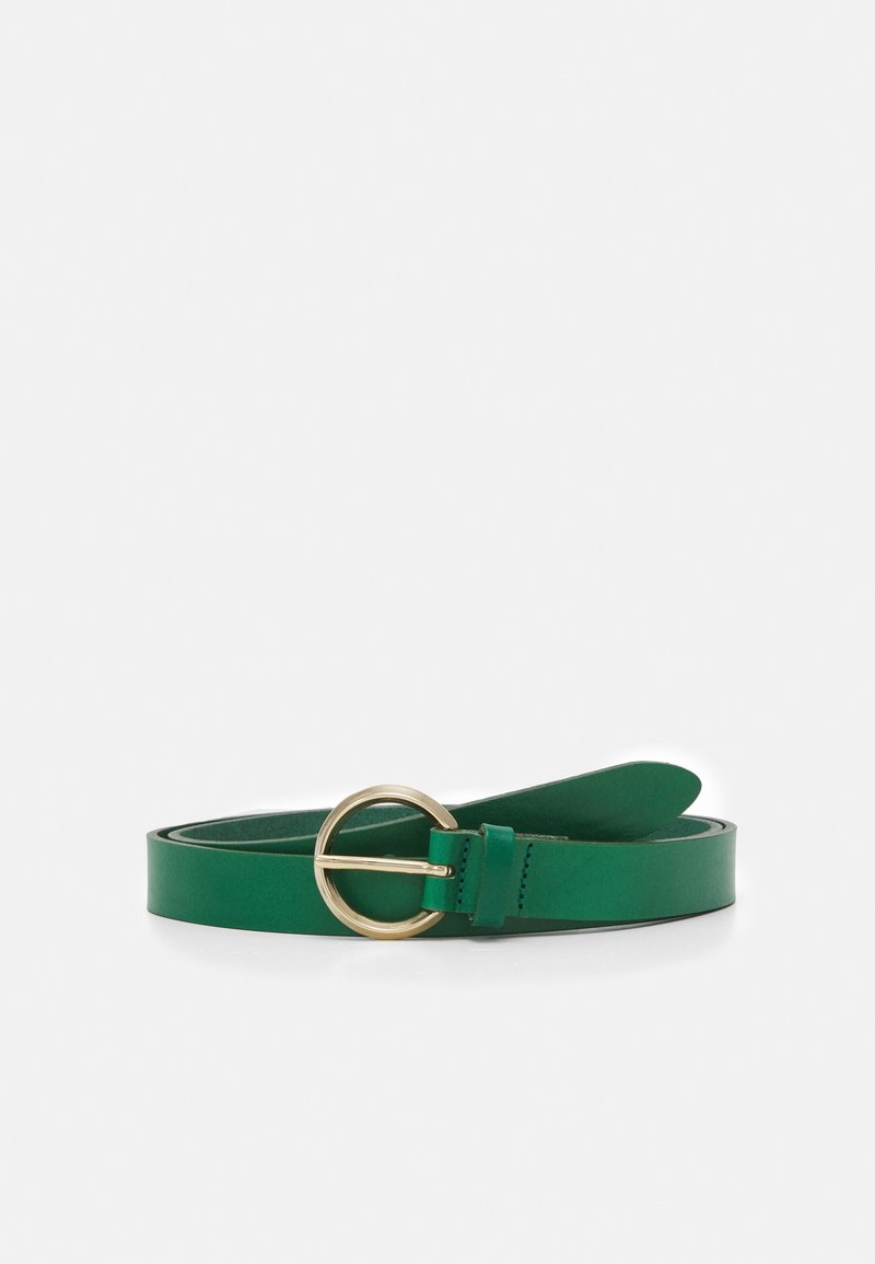 Ceinture en cuir verte avec boucle ronde dorée, roulée à plat sur fond blanc.