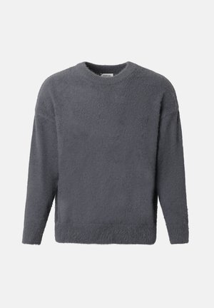 Tamnosivi, dugorukavi mekani džemper s okruglim izrezom, rebrastim manšetama i rubom, prikazan na jednobojnoj bijeloj pozadini.