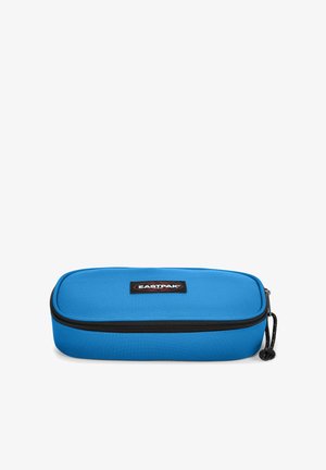 Blauw Eastpak pennenzakje met een rechthoekige vorm, gemaakt van duurzaam stof, voorzien van een zwarte rits en een logopatch bovenop.