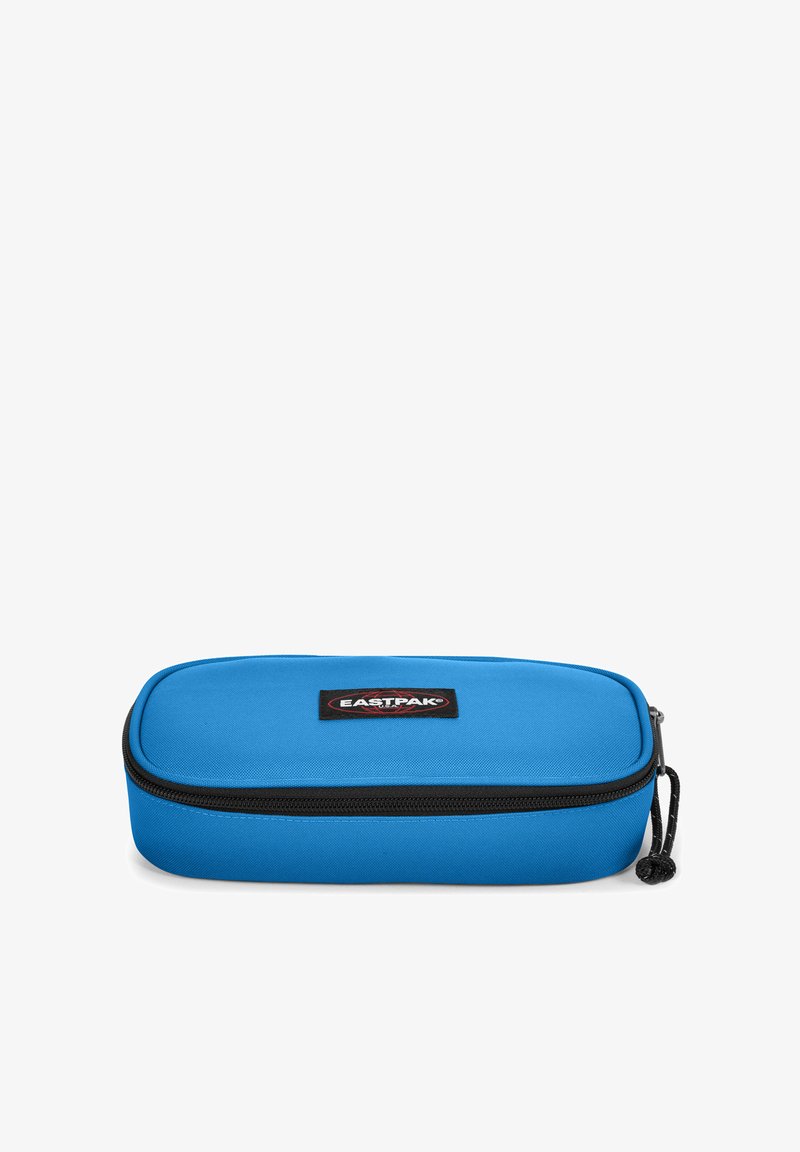 Blåt Eastpak penalhus med rektangulær form, lavet af slidstærkt stof, med sort lynlås og logopatch på toppen.