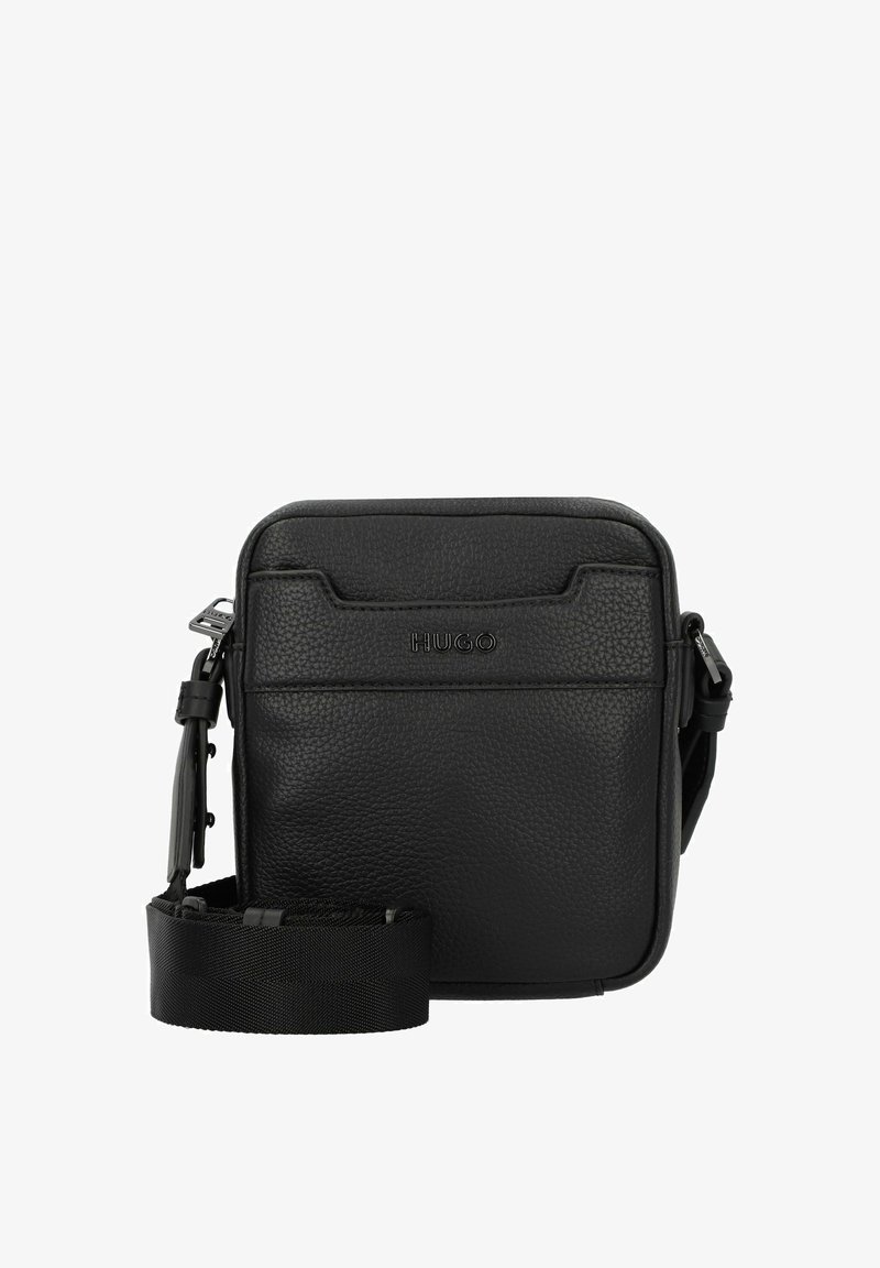 Borsa a tracolla nera in pelle con una superficie testurizzata, chiusura con zip, logo frontale e tracolla regolabile. Forma quadrata con dettagli di design minimi.