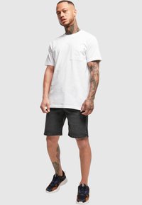 Urban Classics Kratke hlače od trapera - real black washed