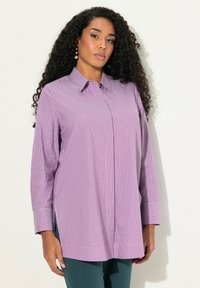 Langsleeve, gekraagde shirt in lichtpaars met witte verticale strepen; heeft een knoopsluiting en zijsplitten aan de zoom.