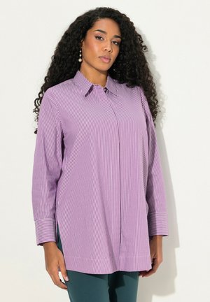 Langsleeve, gekraagde shirt in lichtpaars met witte verticale strepen; heeft een knoopsluiting en zijsplitten aan de zoom.