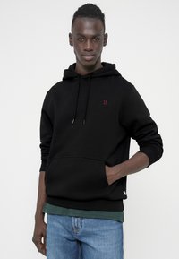 Zwarte sweat met capuchon gemaakt van stevige stof, met een voorzak en een klein rood "II" logo op de borst. Medium pasvorm met geribde boorden.