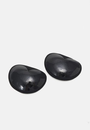 Embelezamentos em forma de coração, com acabamento preto brilhante, superfície lisa e bordas arredondadas, projetados para fins decorativos ou de moda.