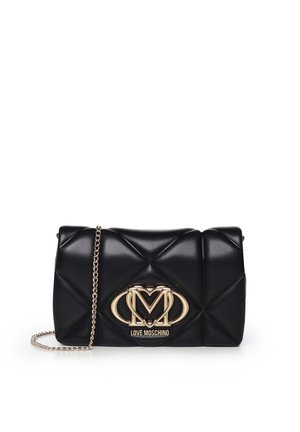 Črna prešita usnjena torbica čez ramo z zlatim verižnim trakom in velikim zlatim logotipom Love Moschino na sprednji zanki.