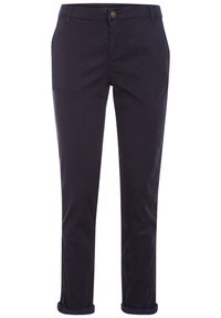 Tämä sininen puuvillatrikoo on suoran leikkauksen omaava ja siinä on nappikiinnitys, käärityt hihat ja etutaskut lisäämään toiminnallisuutta.