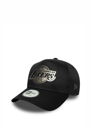 Schwarze verstellbare Baseballkappe mit metallischem Los Angeles Lakers-Logo und New Era Markenaufkleber auf dem gebogenen Schirm.