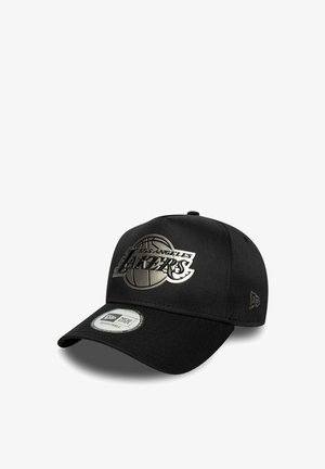Schwarze verstellbare Baseballkappe mit metallischem Los Angeles Lakers-Logo und New Era Markenaufkleber auf dem gebogenen Schirm.