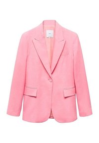 Blazer rosa de un botón con solapas de muesca, dos bolsillos con solapa y un bolsillo en el pecho, exhibido sobre un fondo blanco.