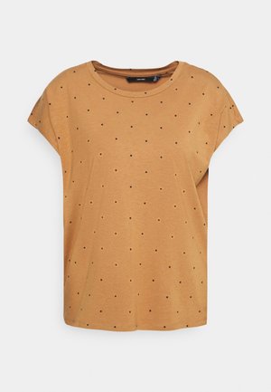 Chemise jaune moutarde à manches courtes avec petits pois noirs, col rond et coupe décontractée sur fond blanc.