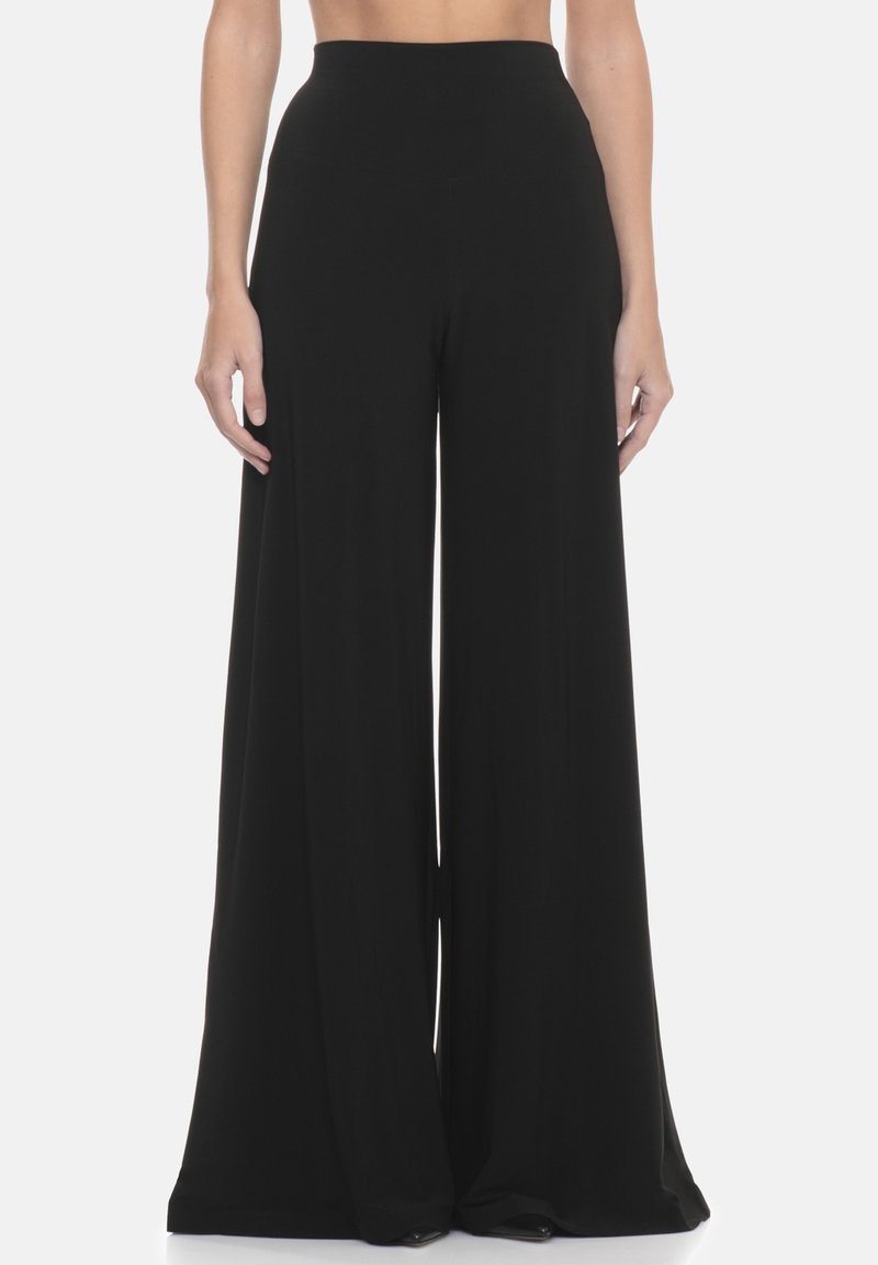 Pantalon noir à jambes larges avec une taille haute, fabriqué dans un tissu lisse et extensible. Le design présente une silhouette fluide sans fermetures visibles.