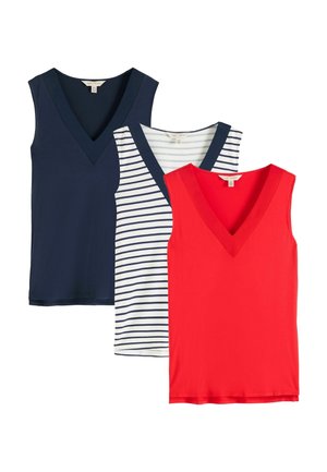 Drei ärmellose Tops mit V-Ausschnitt in Marineblau, Weiß mit marineblauen Streifen und einfarbig Rot, überlappend auf weißem Hintergrund angeordnet.