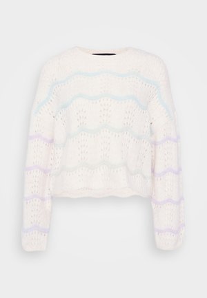 Bela pletena jopica s skrajšano zasnovo, ki prikazuje valoviti vzorec v svetlo modrih in lilastih črtah ter poudarja teksturirano, odprto tkanje.